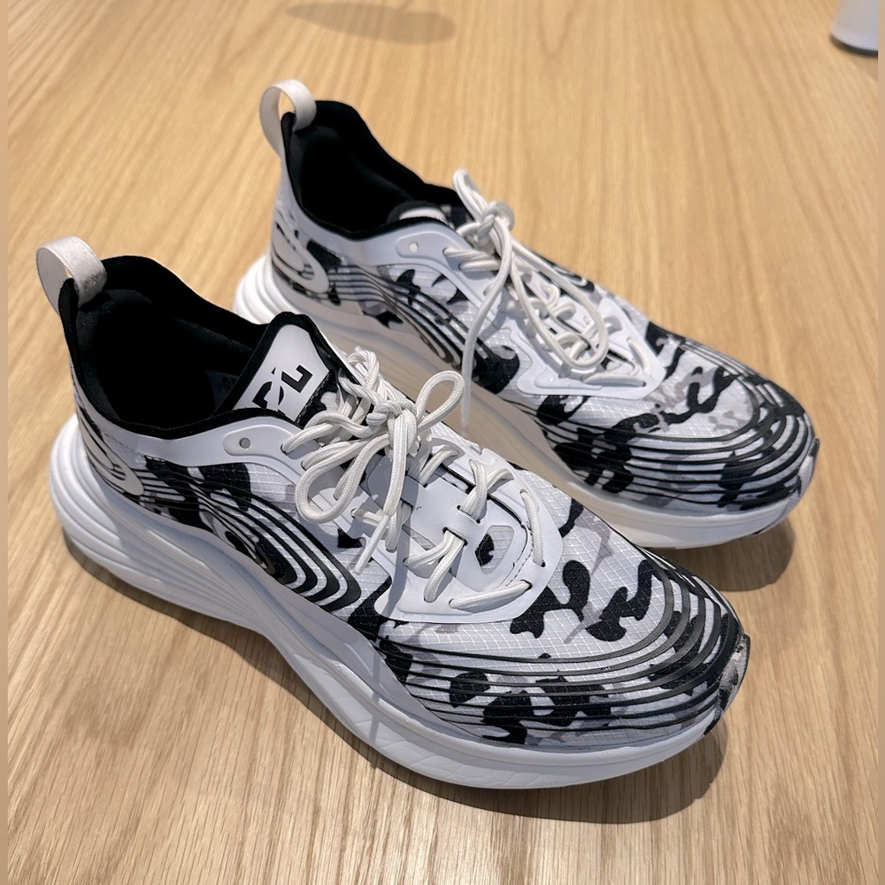 APL Streamline Sneakers / 9 / black and white